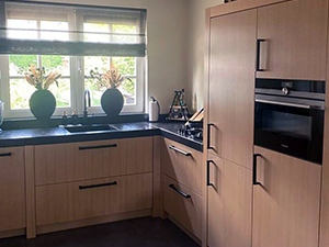 Stoere keuken met zwart natuursteen aanrechtblad