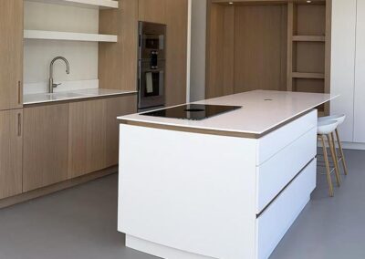 Witte moderne keuken op maat met eikenfineer