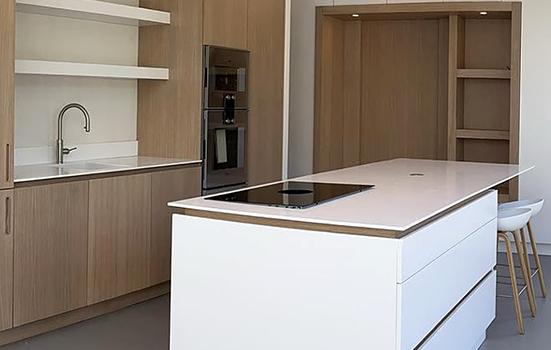Witte moderne keuken