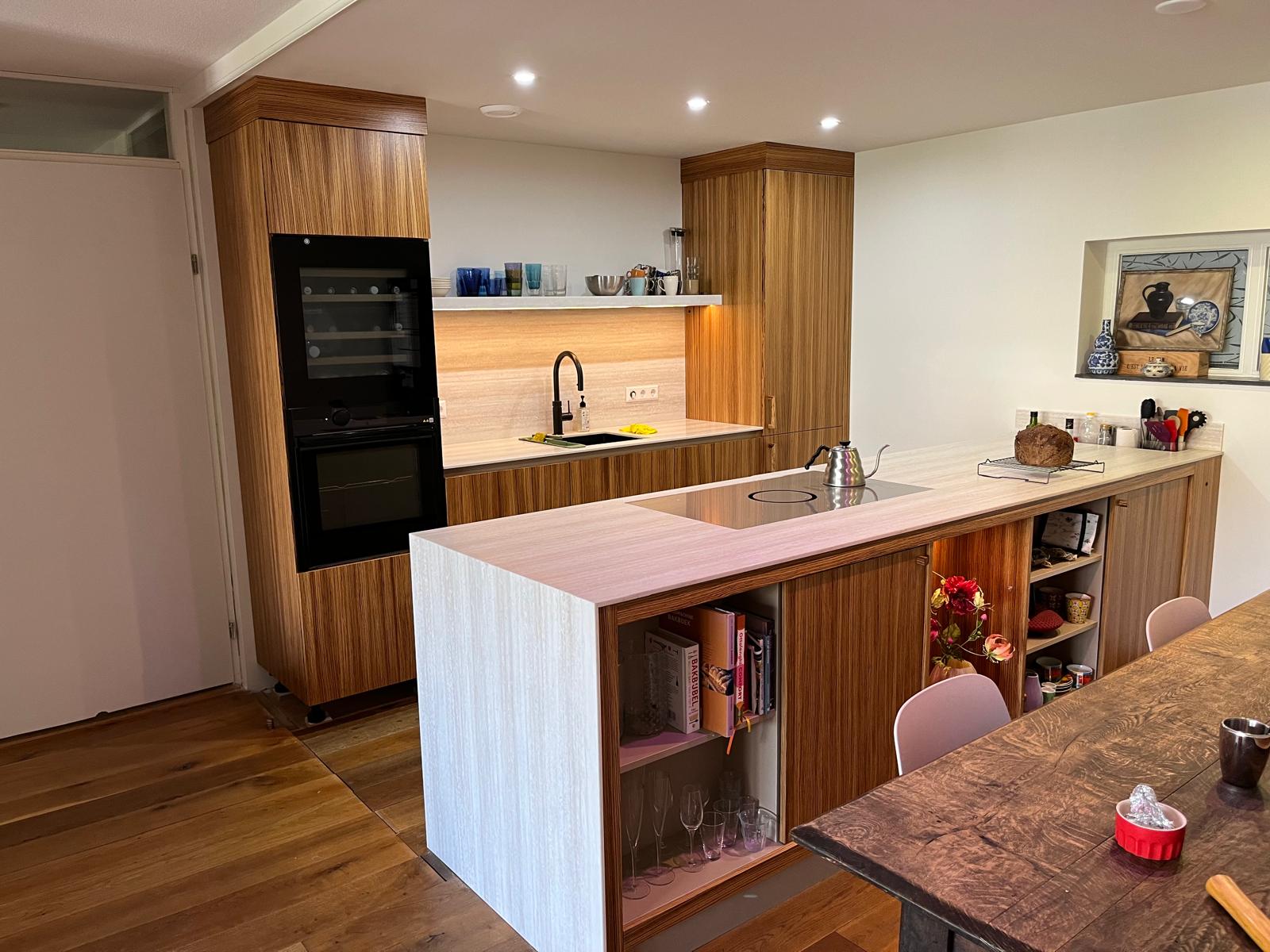 Moderne keuken op maat met notenhout en kookeiland
