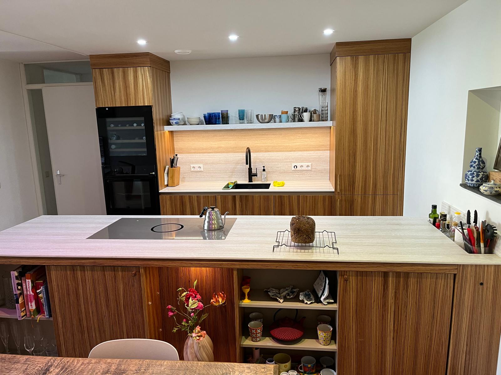 Notenhouten moderne keuken met kookeiland