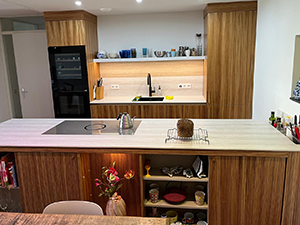 Moderne keuken op maat met notenhout en kookeiland
